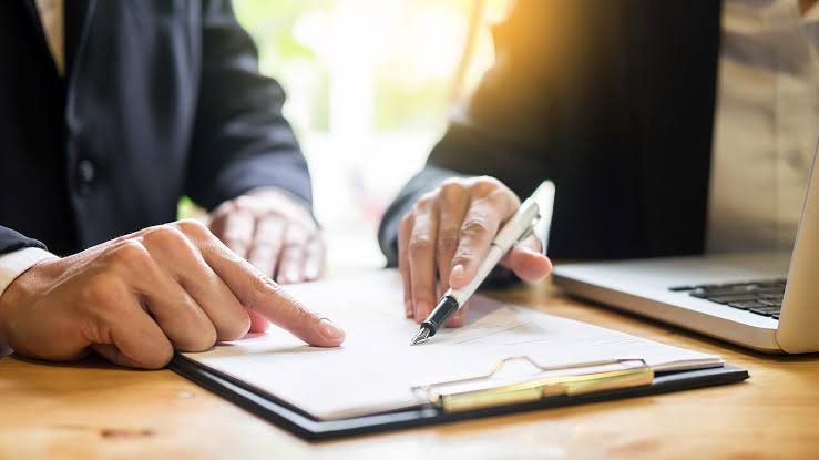 EFETIVIDADE E EFICÁCIA DOS CONTRATOS PÚBLICOS POR MECANISMOS DEFINIDOS EM BASES TANGÍVEIS DE SEUS INSTRUMENTOS